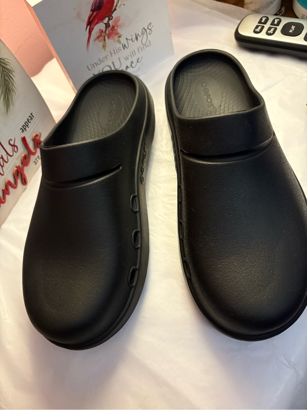 OOFOS Women's Black Slip-On Clogs